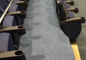 Укладка ковролина в кинотеатре